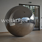 Polierte Edelstahlkugel mit 180cm Durchmesser / Standort Bauhaus Dessau