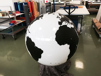 schwarz weiss lackierter Globus
