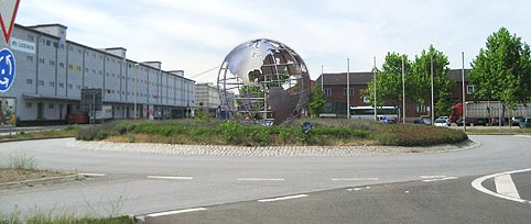 Weltkugel aus Metall / Globus auf einer Verkehrsinsel